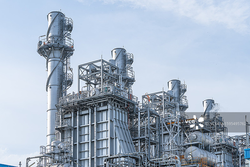 包含蒸汽轮机发电机和烟囱塔的发电厂和管道图片素材