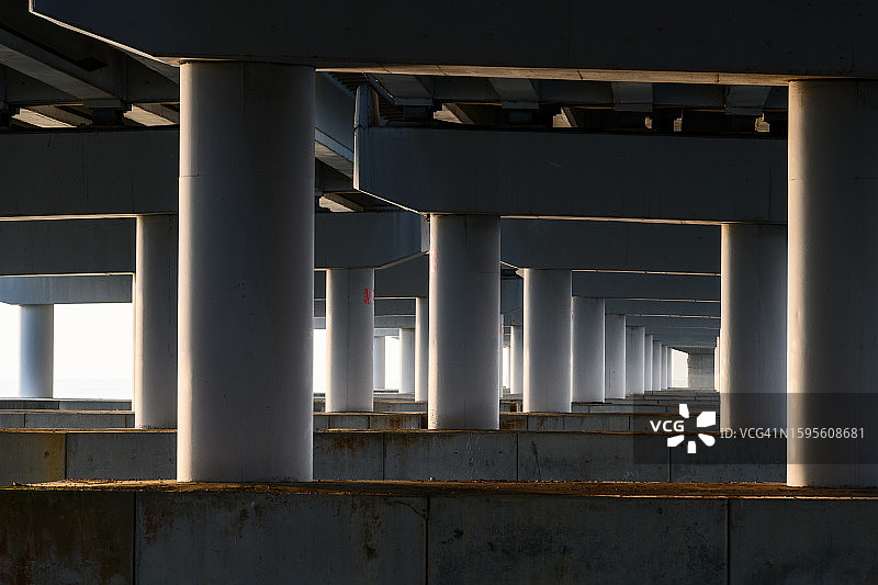 桥下的抽象柱子图片素材