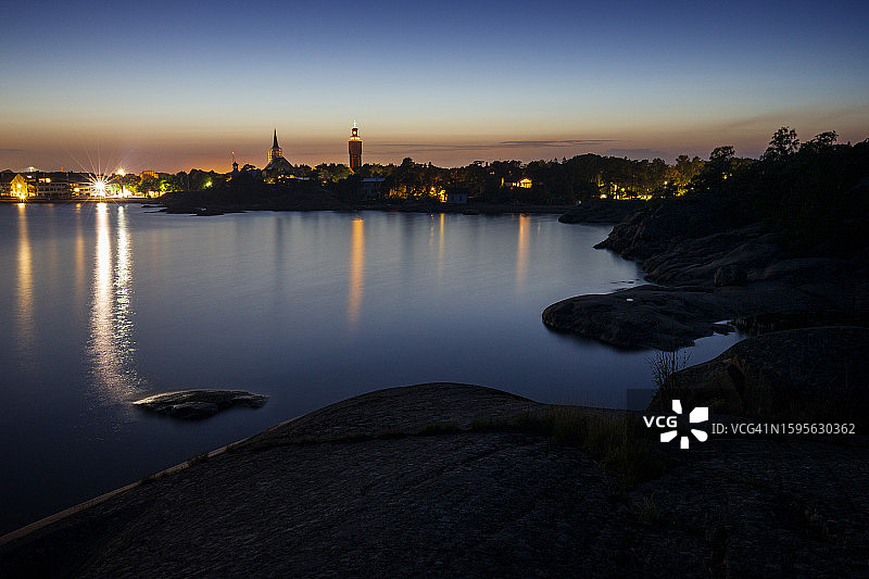 芬兰汉科的Puistovuori自然公园的岩石海岸线和海岸悬崖，夏季黄昏时分的城市景观。图片素材