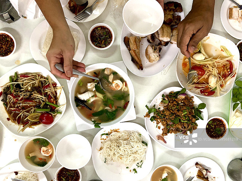 和朋友一起享用午餐图片素材