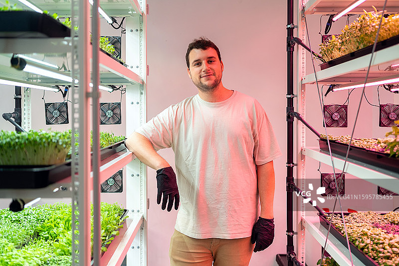 现代垂直农场中的年轻男人肖像图片素材