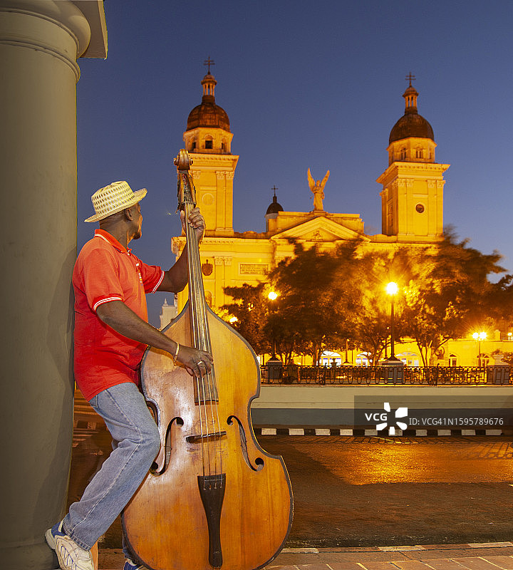 古巴圣地亚哥演奏贝斯的男人图片素材