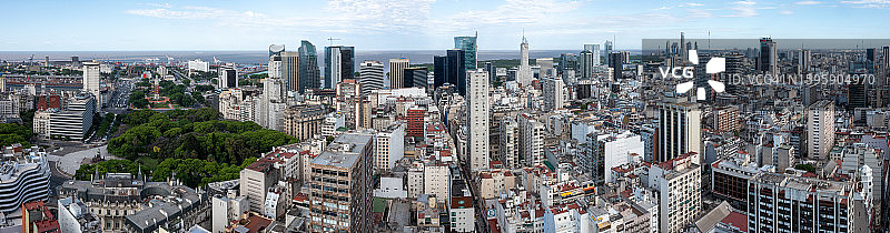 布宜诺斯艾利斯市中心全景，背景为大海图片素材