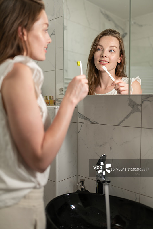 女人正在刷牙图片素材