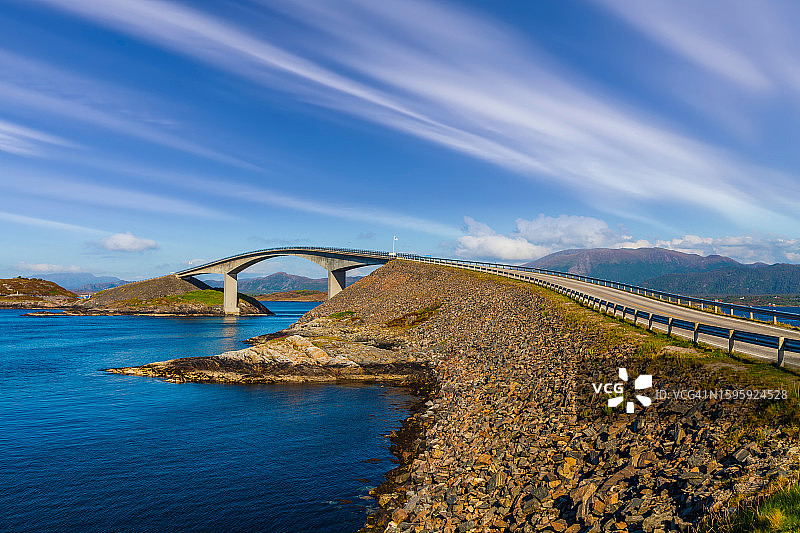阳光明媚的挪威大西洋公路：Storseisundet桥图片素材