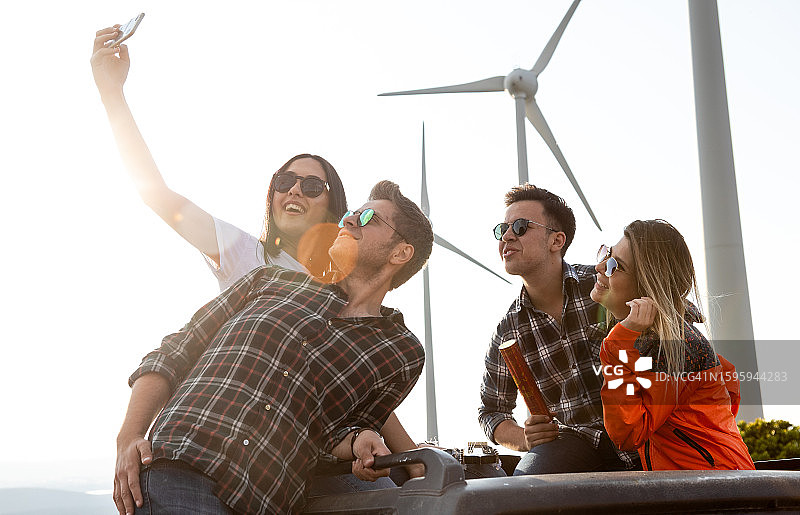 在阳光明媚的夏日户外自拍的好朋友图片素材