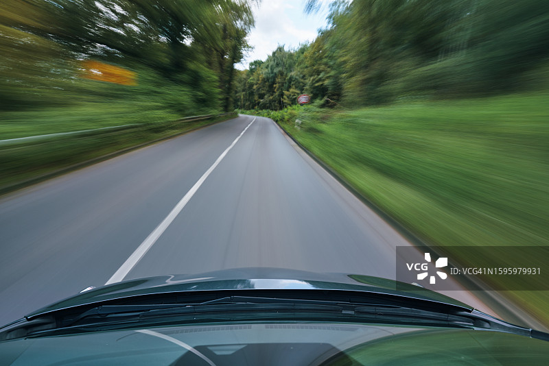 行驶在街道上的汽车前方视角公路基础设施图片素材