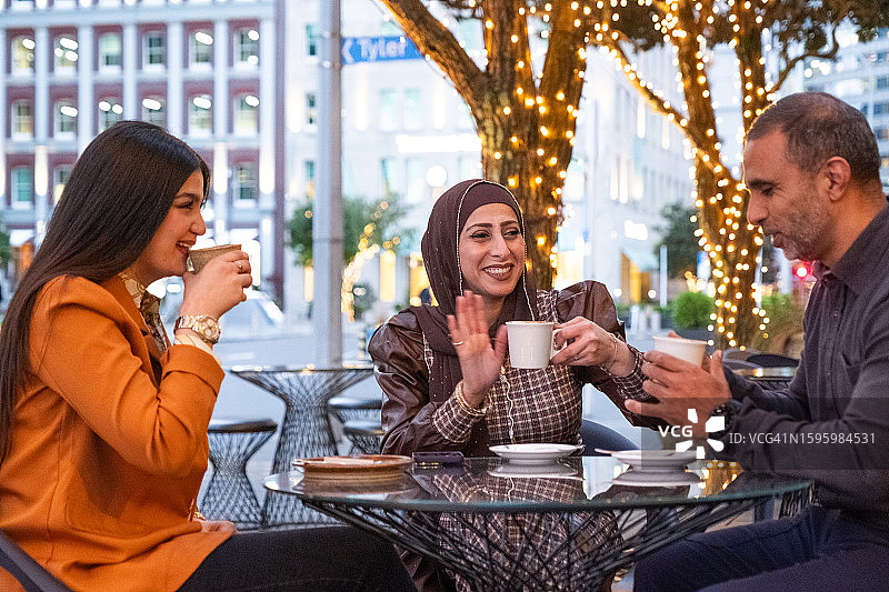 家庭咖啡时光的微笑图片素材