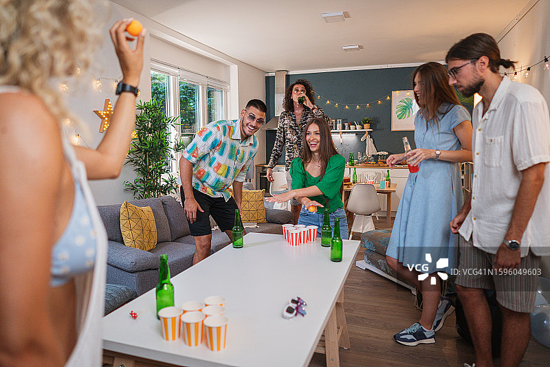 一群白人朋友在家庭聚会上玩啤酒乒乓图片素材