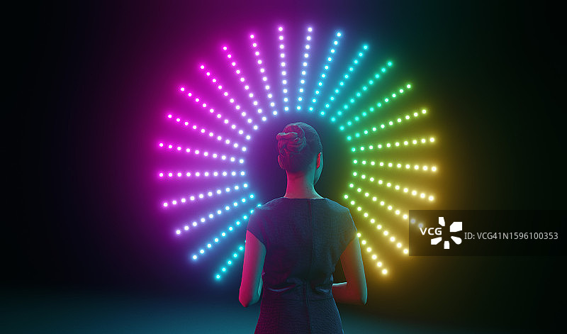 彩虹照亮的通往未知世界的大门前的女性面孔图片素材