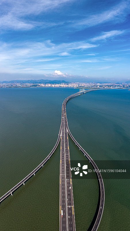 中国山东省青岛市胶州湾大桥无人机航拍视角图片素材