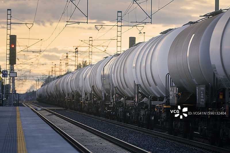 货运列车驶过铁路站图片素材