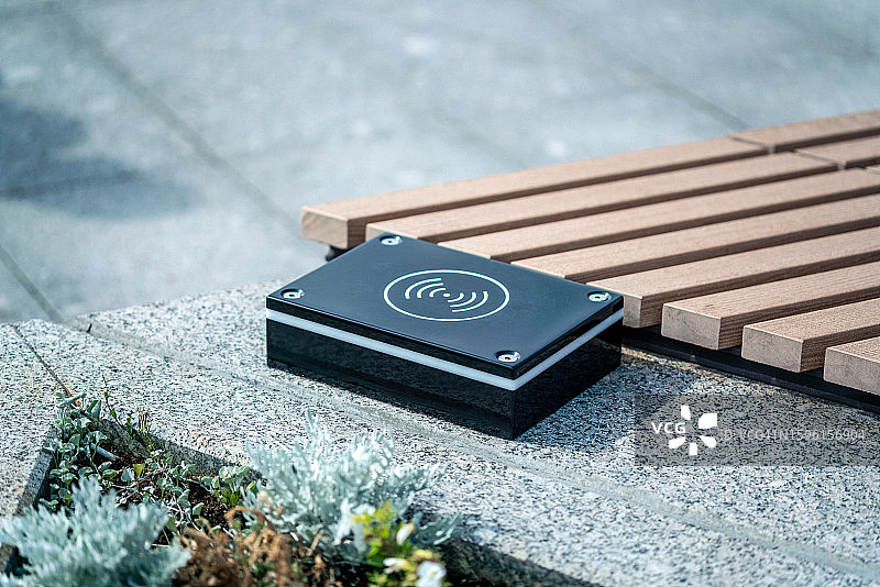 户外公共无线充电器图片素材