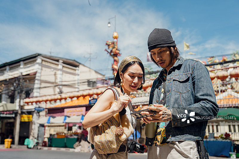 男游客在周末与伴侣一起探索曼谷图片素材