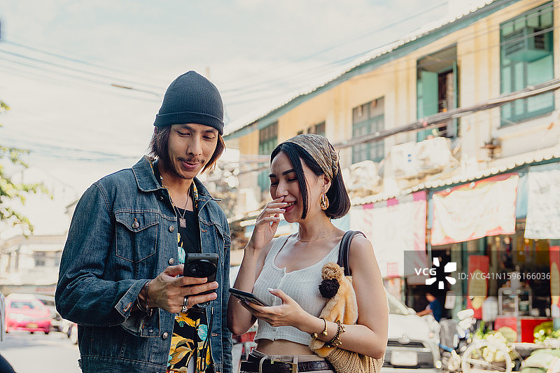 情侣在城市观光度假图片素材
