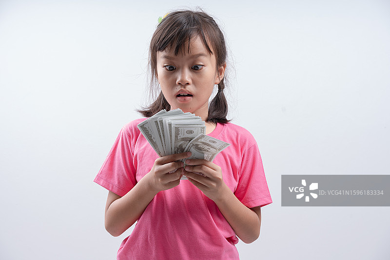 儿童展示美元钞票，梦想着富有图片素材