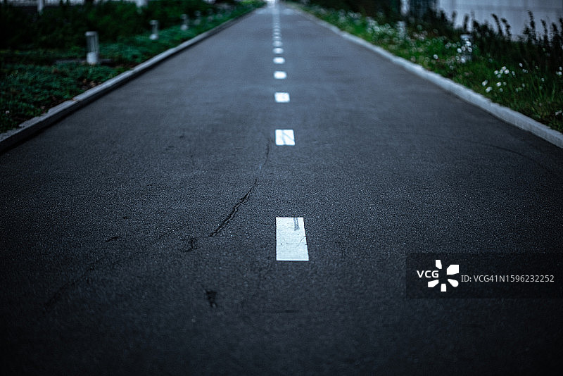 空旷的沥青路特写图片素材