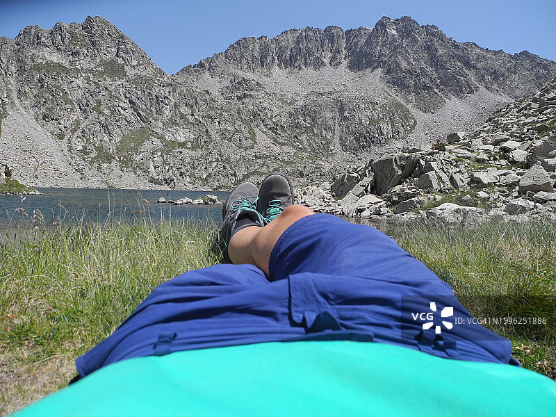 躺在山里的徒步女人图片素材