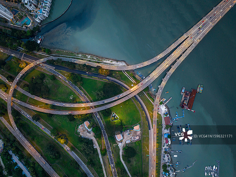 连接乔治市和马来西亚槟城州北海的槟威大桥交通航拍图片素材
