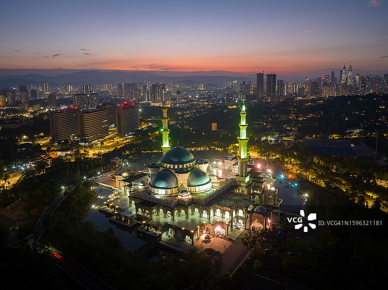 吉隆坡联邦直辖区清真寺日出时分的城市背景航拍图片素材