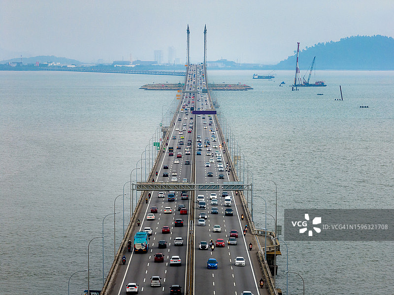 连接乔治市和马来西亚槟城州北海的槟威大桥交通航拍图片素材