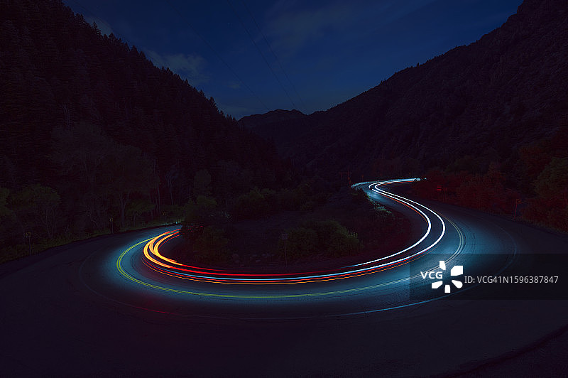 小科顿伍德峡谷S弯道上的光轨图片素材