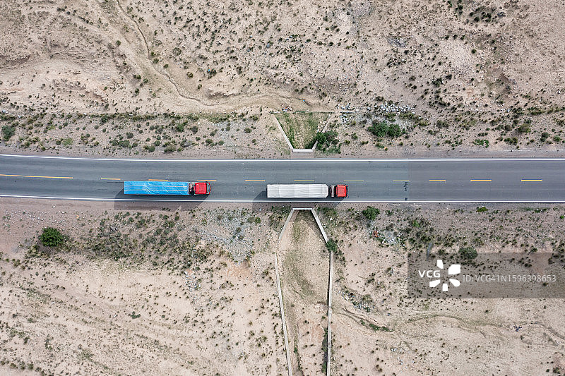 高速公路上的卡车图片素材