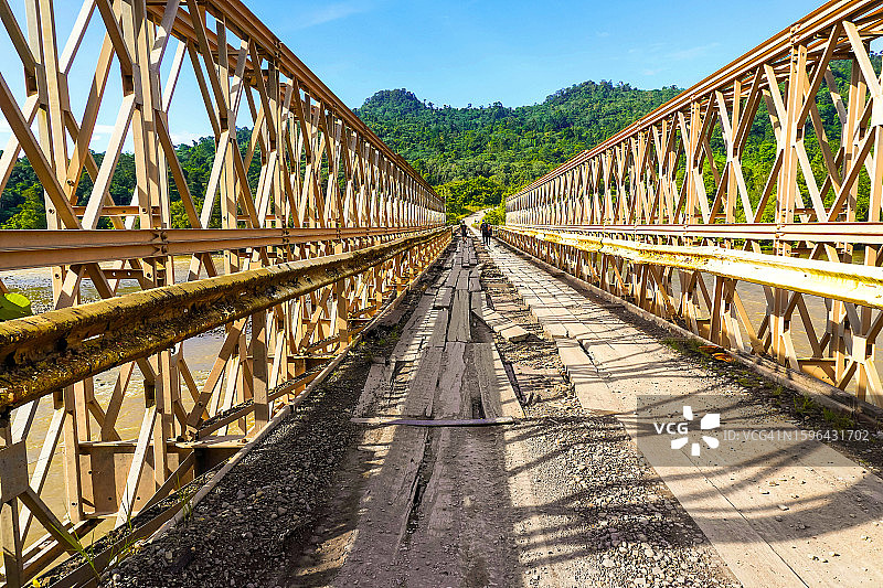 马来西亚砂拉越乌鲁巴南弄山年久失修的旧金属桥图片素材