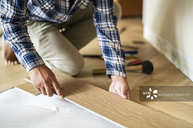 男人在家安装木地板图片素材