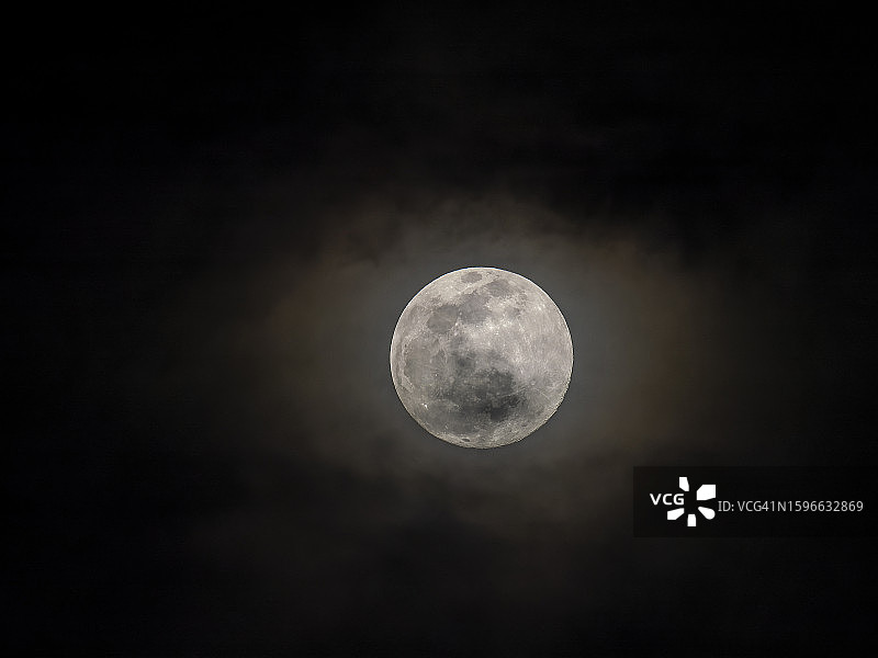 乌云密布的黑暗满月之夜图片素材