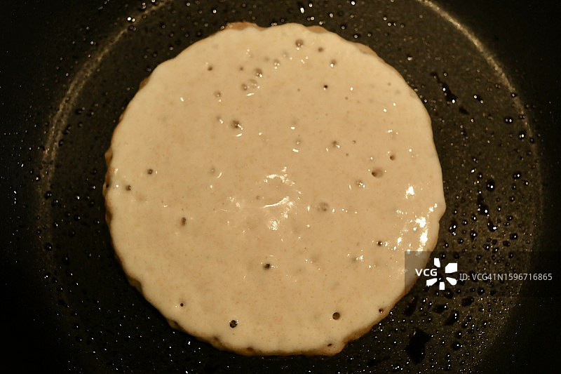 煎锅上的薄烤饼图片素材