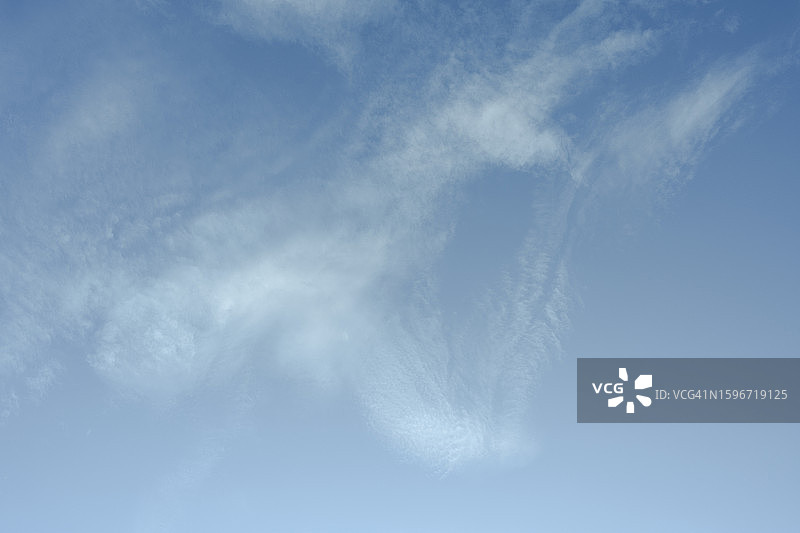 柔和的蓝色天空与云朵图片素材