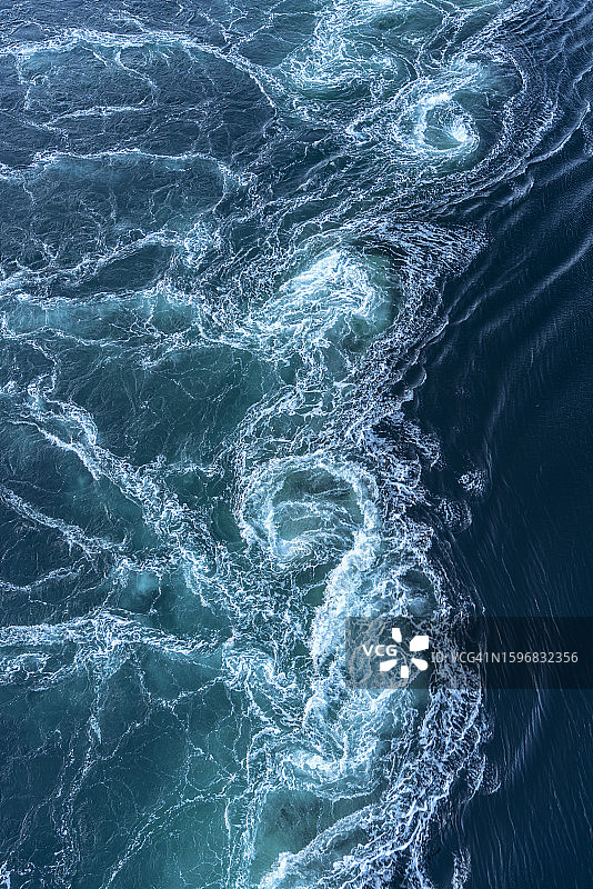 博多地区Saltfjorden峡湾的潮汐漩涡图片素材