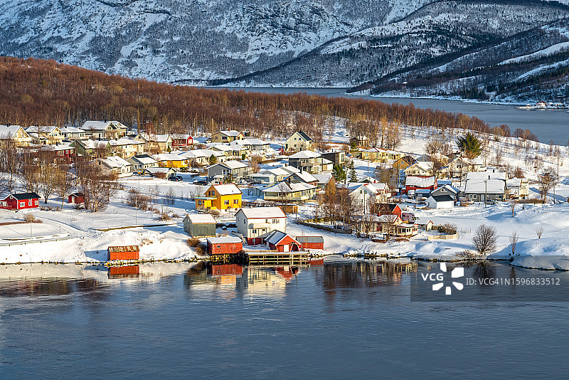 博多地区的萨尔特峡湾，萨尔特海峡大桥下的村庄图片素材