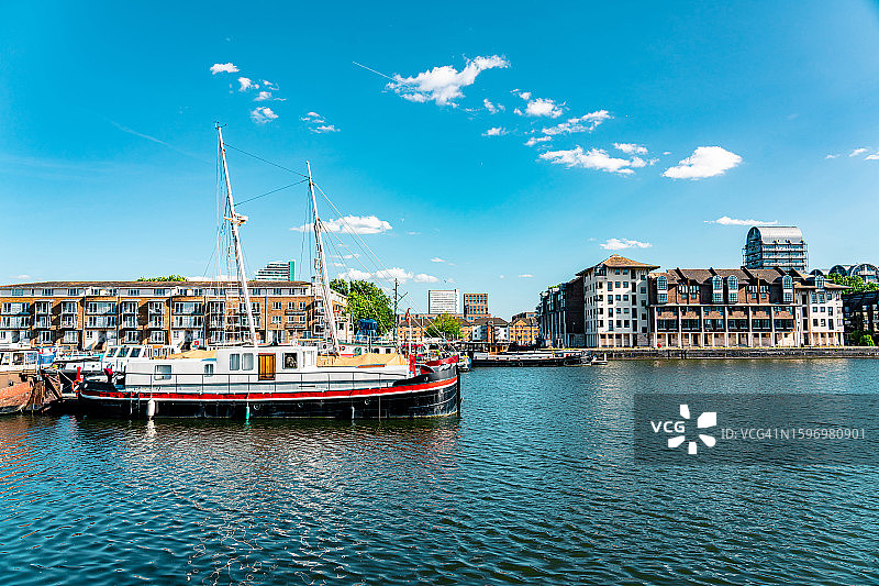 阳光明媚的日子里，伦敦码头区萨里码头加拿大水域的格陵兰码头图片素材