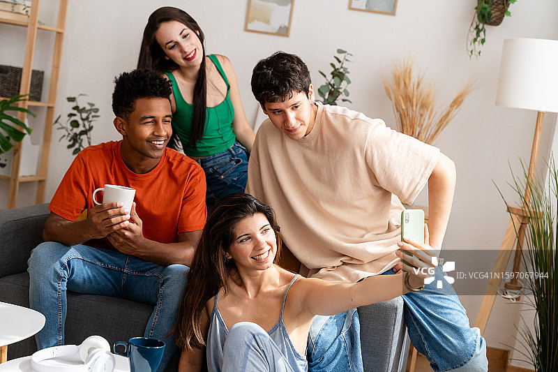 一群朋友在客厅自拍图片素材