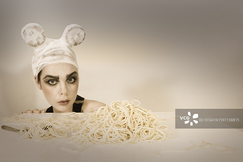 吃意大利面的迷人女性图片素材