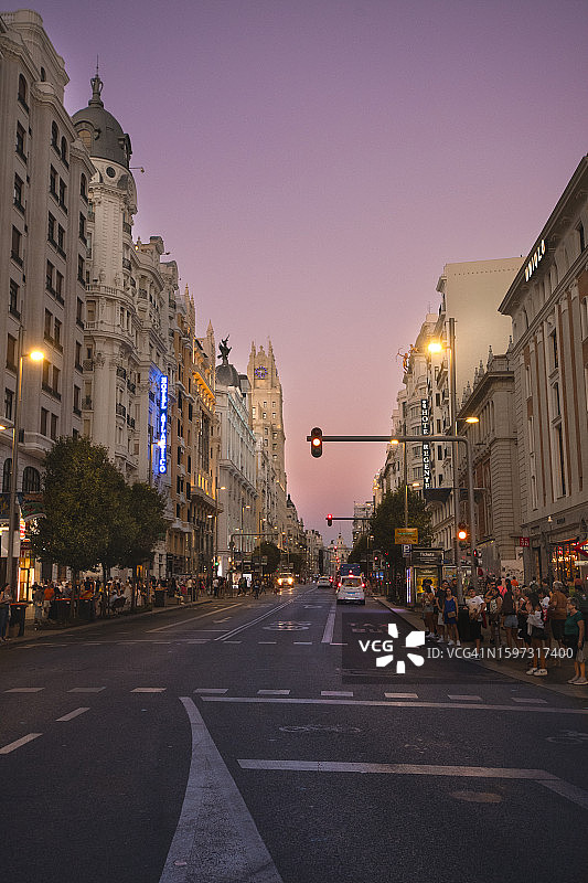 日落时分的马德里格兰大道图片素材