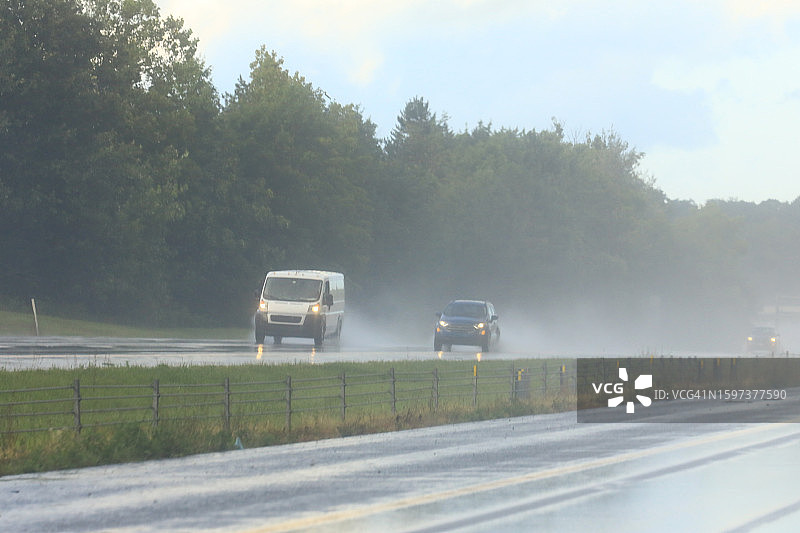 高速公路上的潮湿路面图片素材