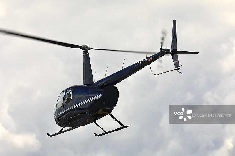 飞行中的直升机图片素材