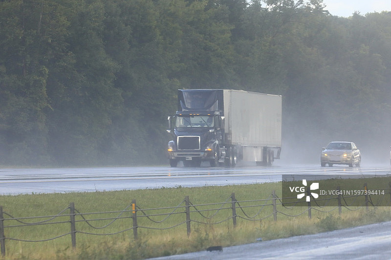 高速公路上因雨水造成的能见度降低图片素材
