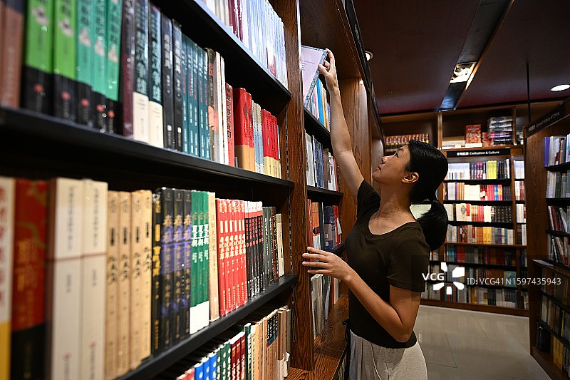 女人在图书馆看书图片素材