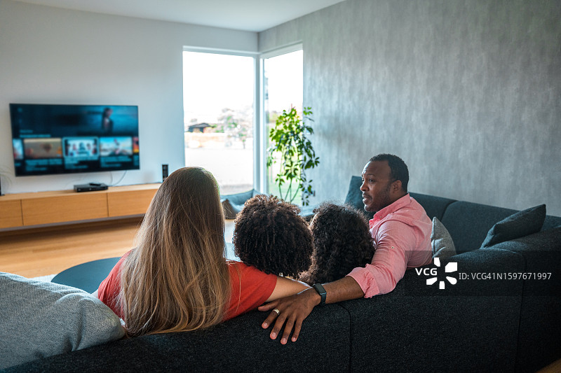 多民族家庭周末休闲居家生活图片素材