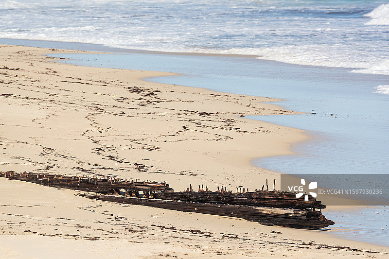 纵帆船沉船图片素材