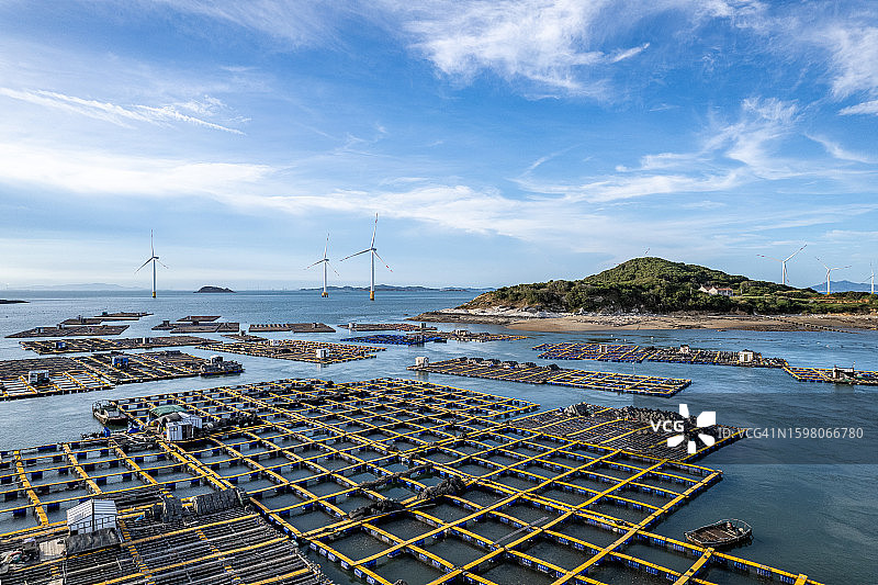 海洋水产养殖场漂浮渔排和小岛航拍图片素材