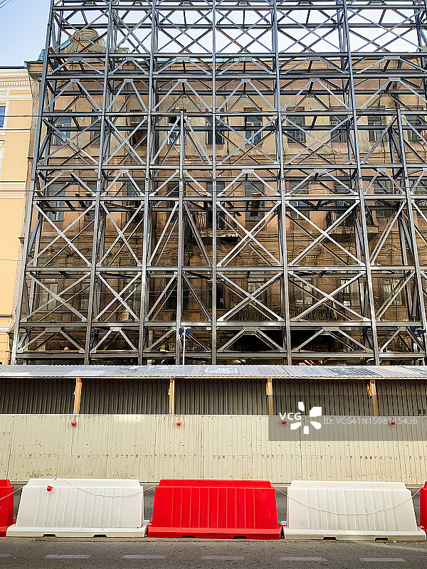 城市高层建筑上的装修脚手架图片素材