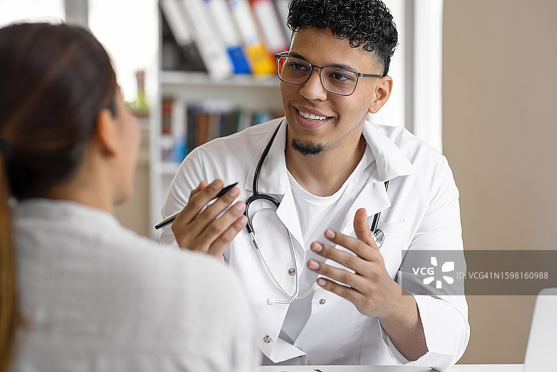 医生与患者交谈图片素材