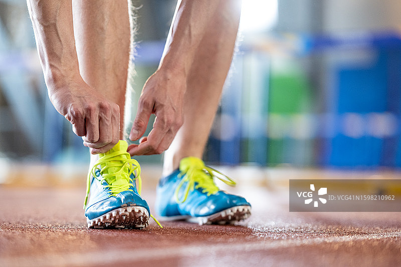 调整鞋子的运动员图片素材