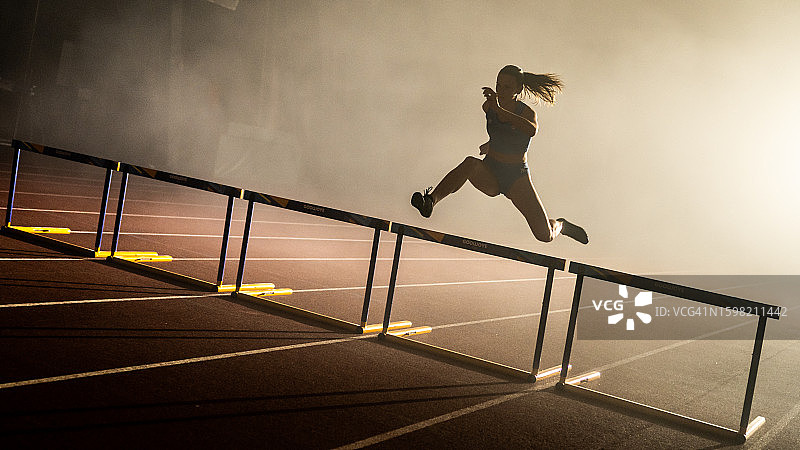 运动员跨越栏架图片素材