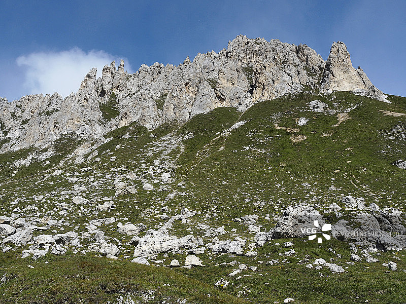 圣玛丽山谷卢科马尼奥山口附近的科隆贝山或坎帕尼特山全景图片素材